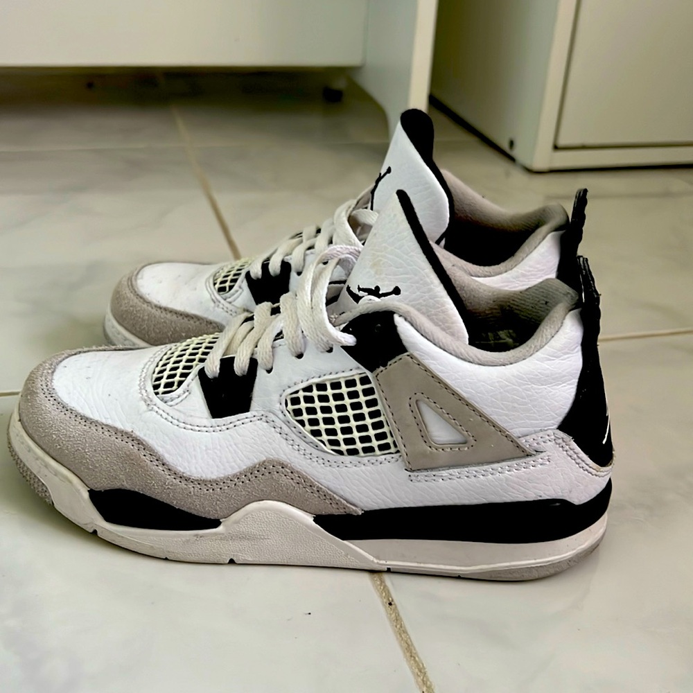 Jordan 4’s military black